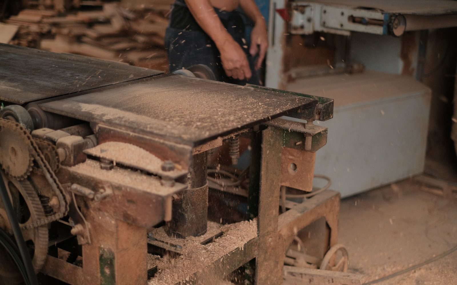 Handwerker sägt Holz an einer Werkstatt-Tischkreissäge